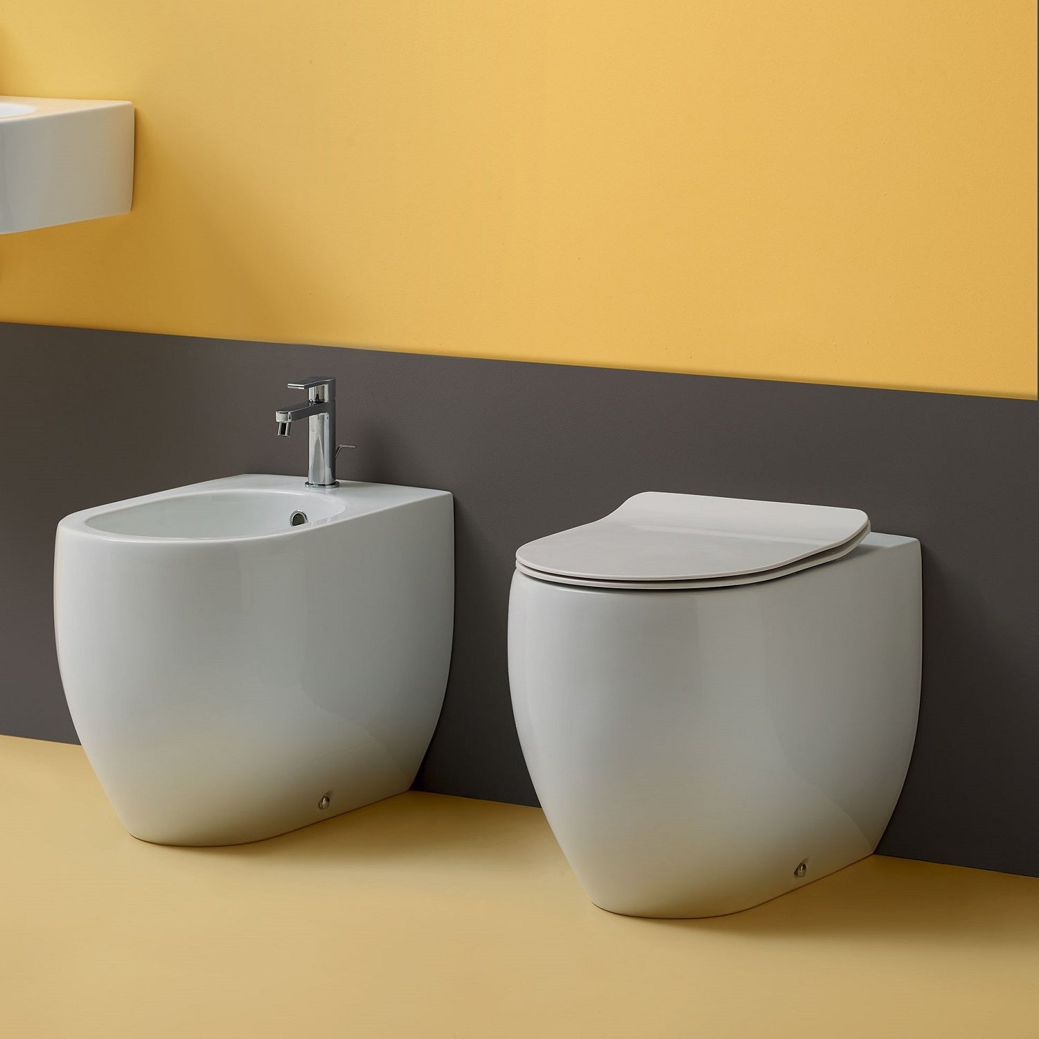 Sanitari filomuro scarico traslato 56x37 cm collezione Flo Kerasan con sedile soft close