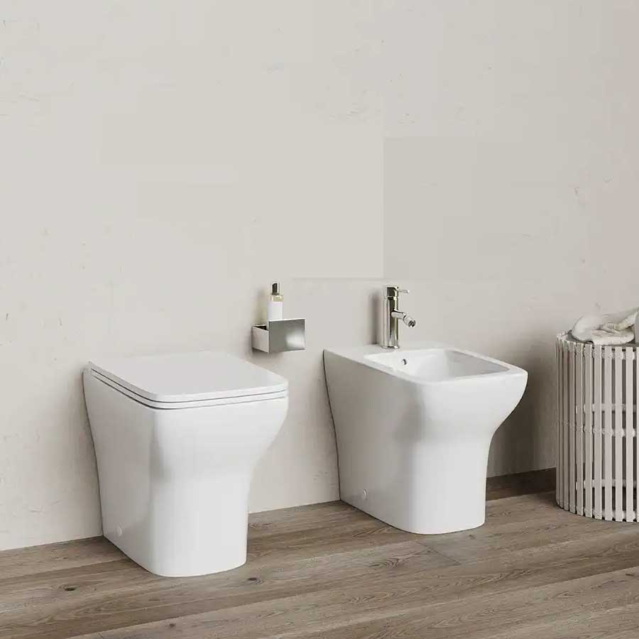 Sanitari filomuro BathCore modello Tuono con sedile SoftClose 49.5x36 H. 42.5 cm - Bianco lucido