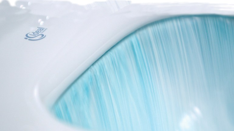 Sanitari filo muro Ideal Standard Tesi AquaBlade con scarico traslato con sedile termoindurente