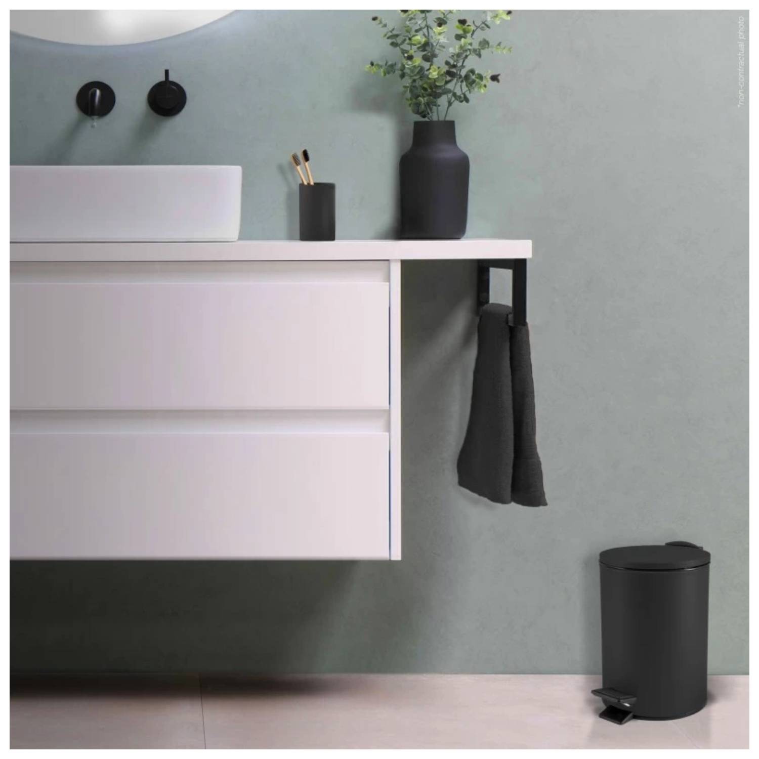 Pattumiera a pedale modello Adelar capienza 5 litri colore nero opaco by CeramicStore | Lo specialista del tuo bagno