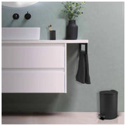 Pattumiera a pedale modello Adelar capienza 5 litri colore nero opaco by CeramicStore | Lo specialista del tuo bagno