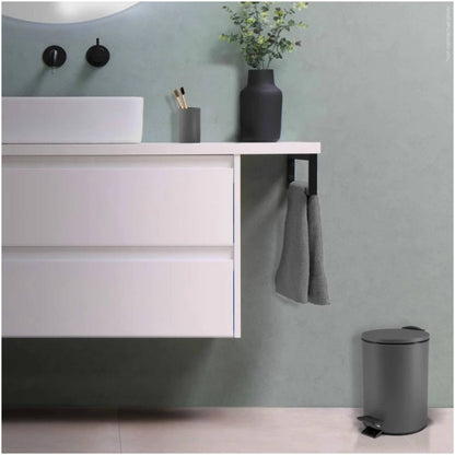 Pattumiera a pedale modello Adelar capienza 5 litri colore grigio opaco by CeramicStore | Lo specialista del tuo bagno