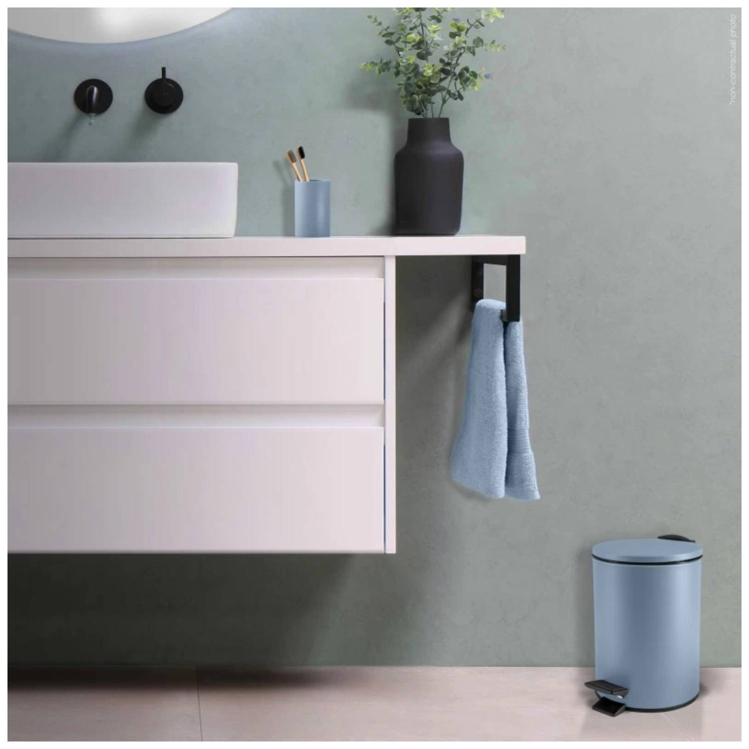 Pattumiera a pedale modello Adelar in acciaio capienza 3 litri colore blu opaco by CeramicStore | Lo specialista del tuo bagno