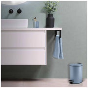 Pattumiera a pedale modello Adelar in acciaio capienza 3 litri colore blu opaco by CeramicStore | Lo specialista del tuo bagno