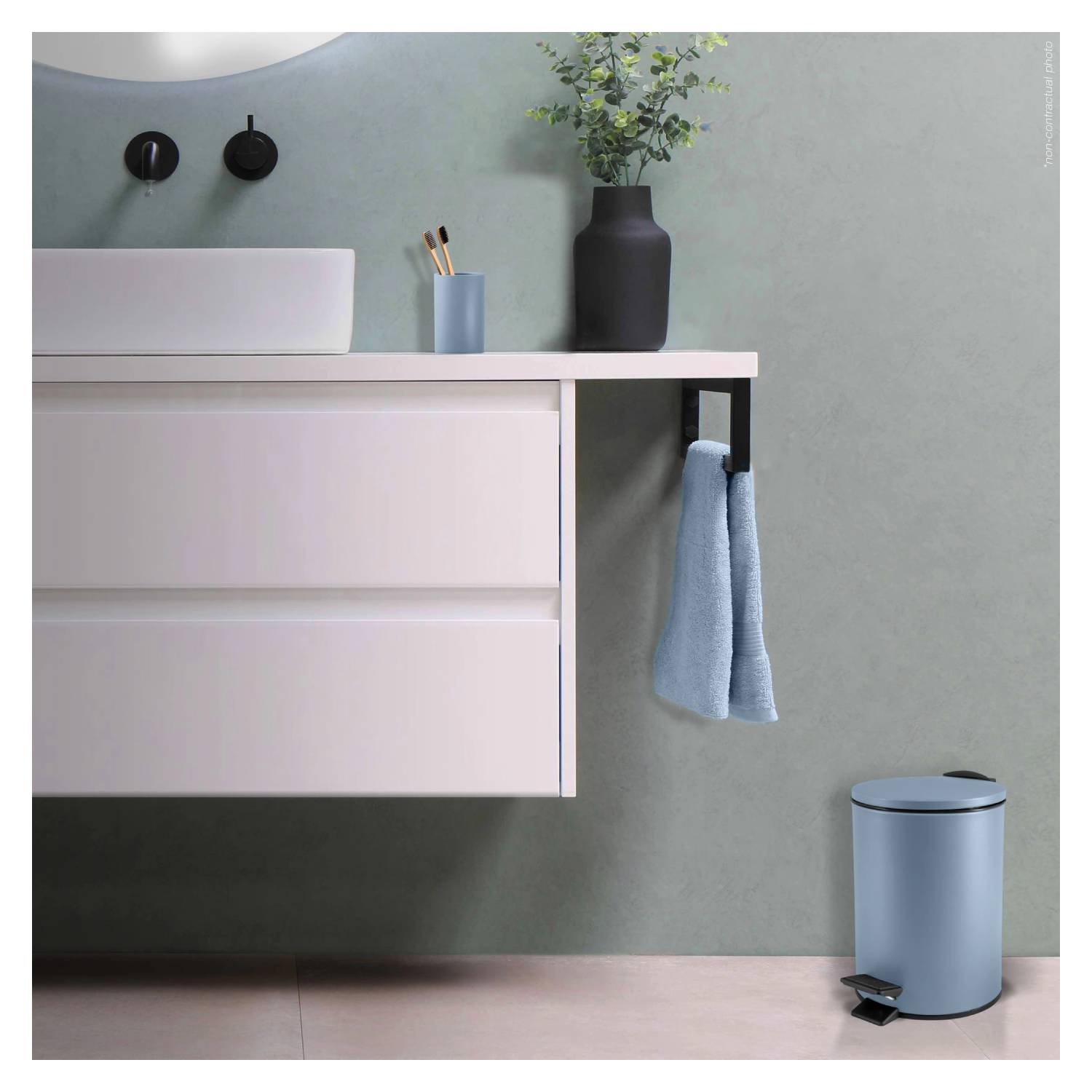 Pattumiera a pedale in acciaio modello Adelar capienza 5 litri colore blu opaco by CeramicStore | Lo specialista del tuo bagno