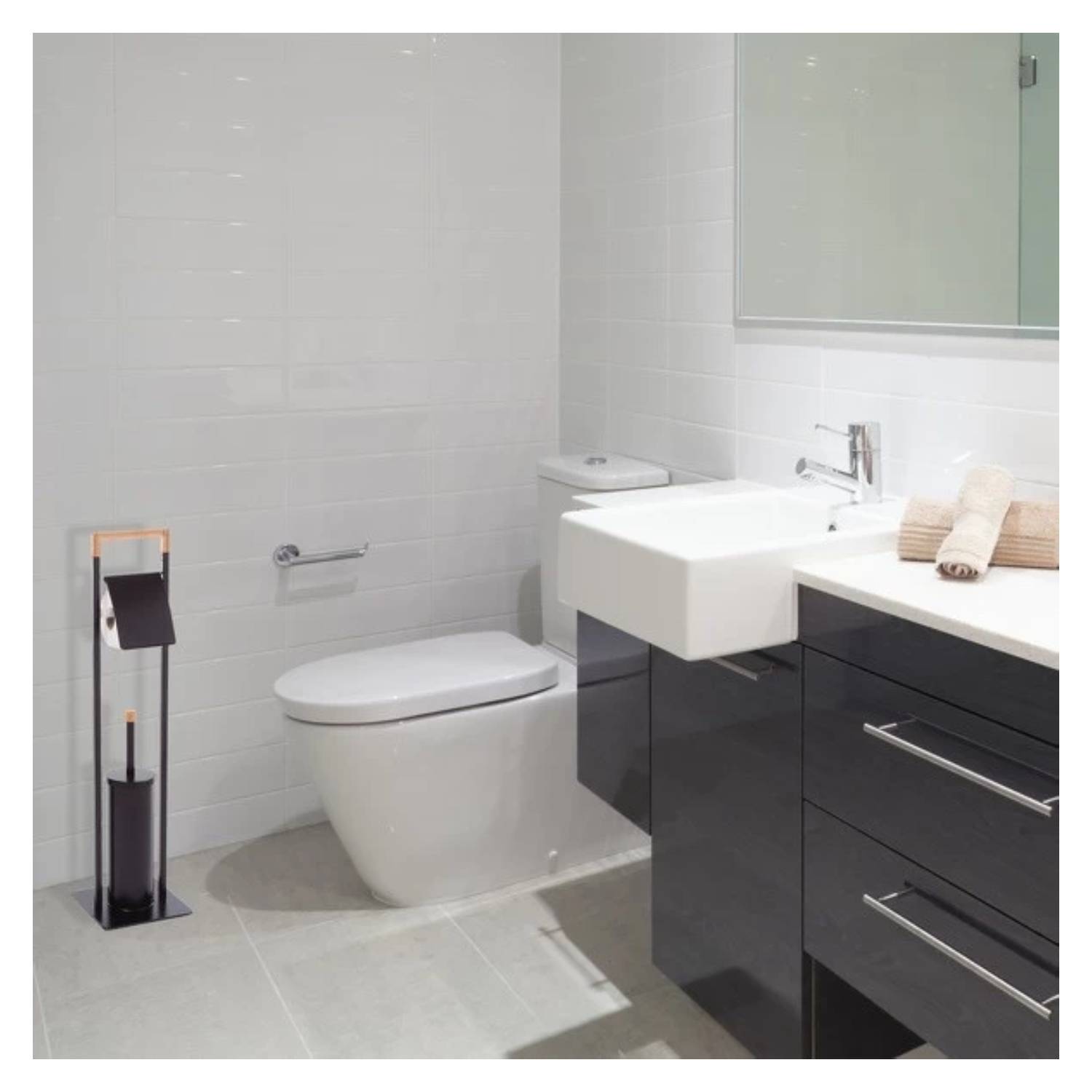 Piantana da bagno con porta rotolo carta igienica e scopino wc in bambà¹ e acciaio colore nero opaco