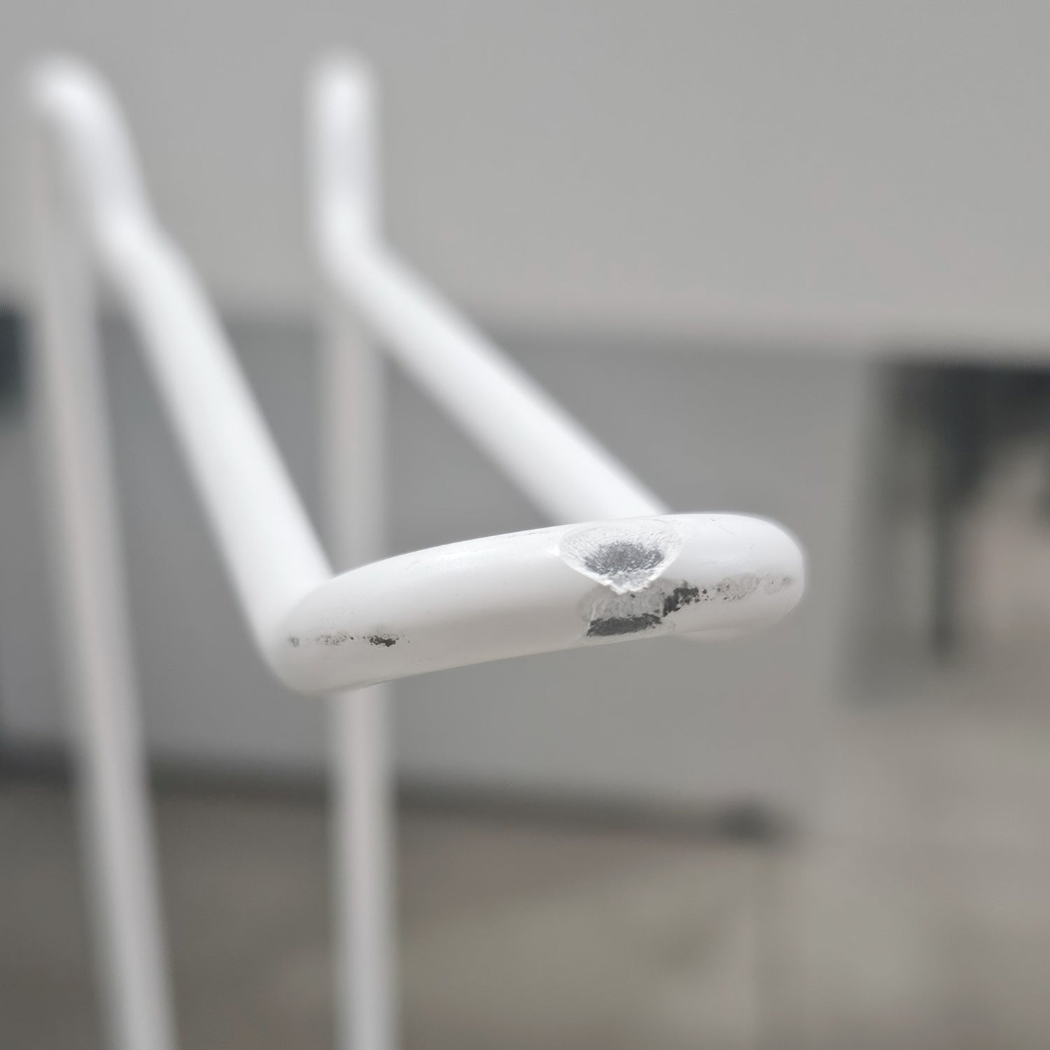 Versione Outlet - Piantana portarotolo con riserva modello MYA realizzata in Acciaio verniciato - Bianco opaco
