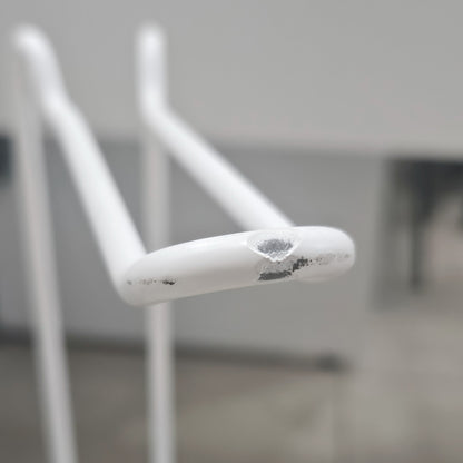 Versione Outlet - Piantana portarotolo con riserva modello MYA realizzata in Acciaio verniciato - Bianco opaco