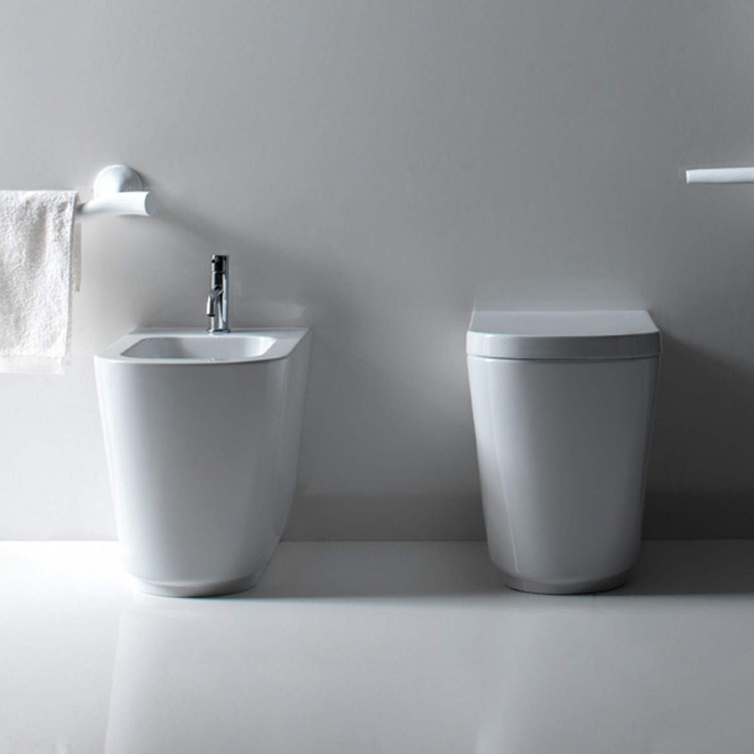 Coppia di sanitari filomuro scarico traslato 55x35 cm serie MEG11 di Galassia con sedile soft close