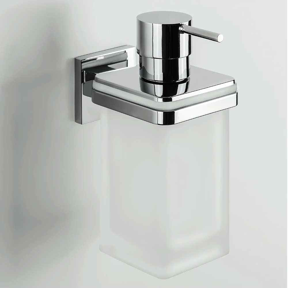 Dispenser Sapone di forma squadrata in ottone cromato con contenitore in vetro satinato Colombo Design collezione BasicQ Con fissaggio a tassello by CeramicStore | Lo specialista del tuo bagno