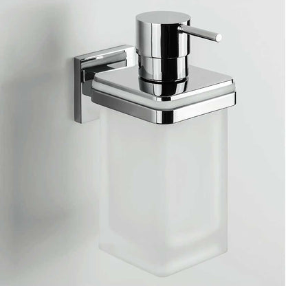 Dispenser Sapone di forma squadrata in ottone cromato con contenitore in vetro satinato Colombo Design collezione BasicQ Con fissaggio a tassello by CeramicStore | Lo specialista del tuo bagno
