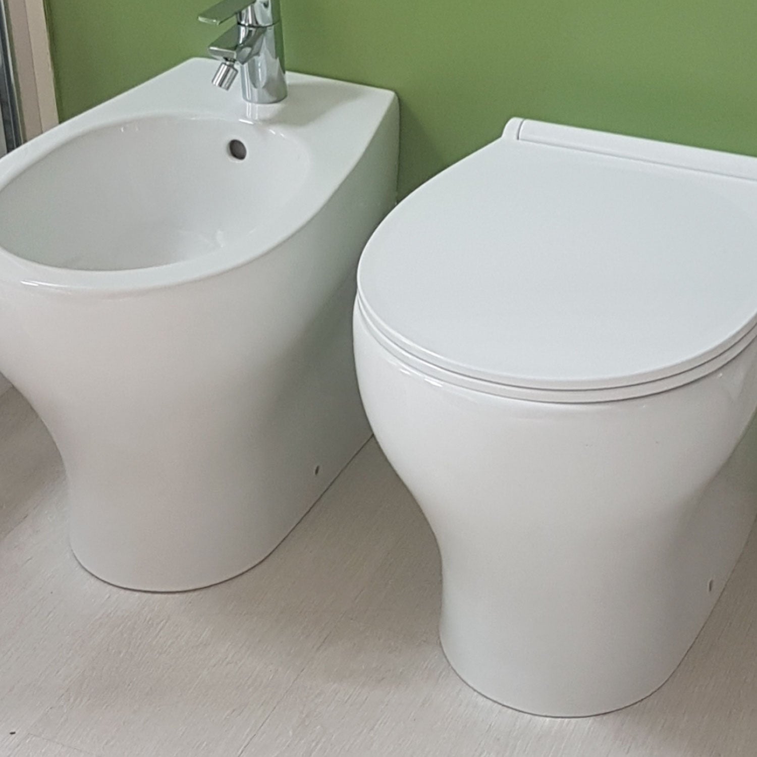Sanitari filomuro senza brida Innova Denver wc