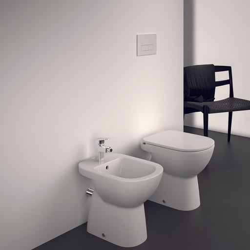 Sanitari distanziati da parete con sedile soft close collezione Life Ideal Standard