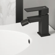Set di miscelatori da bagno lavabo e bidet di colore nero RubiFlux Square Carbon con piletta clic clac by CeramicStore | Lo specialista del tuo bagno