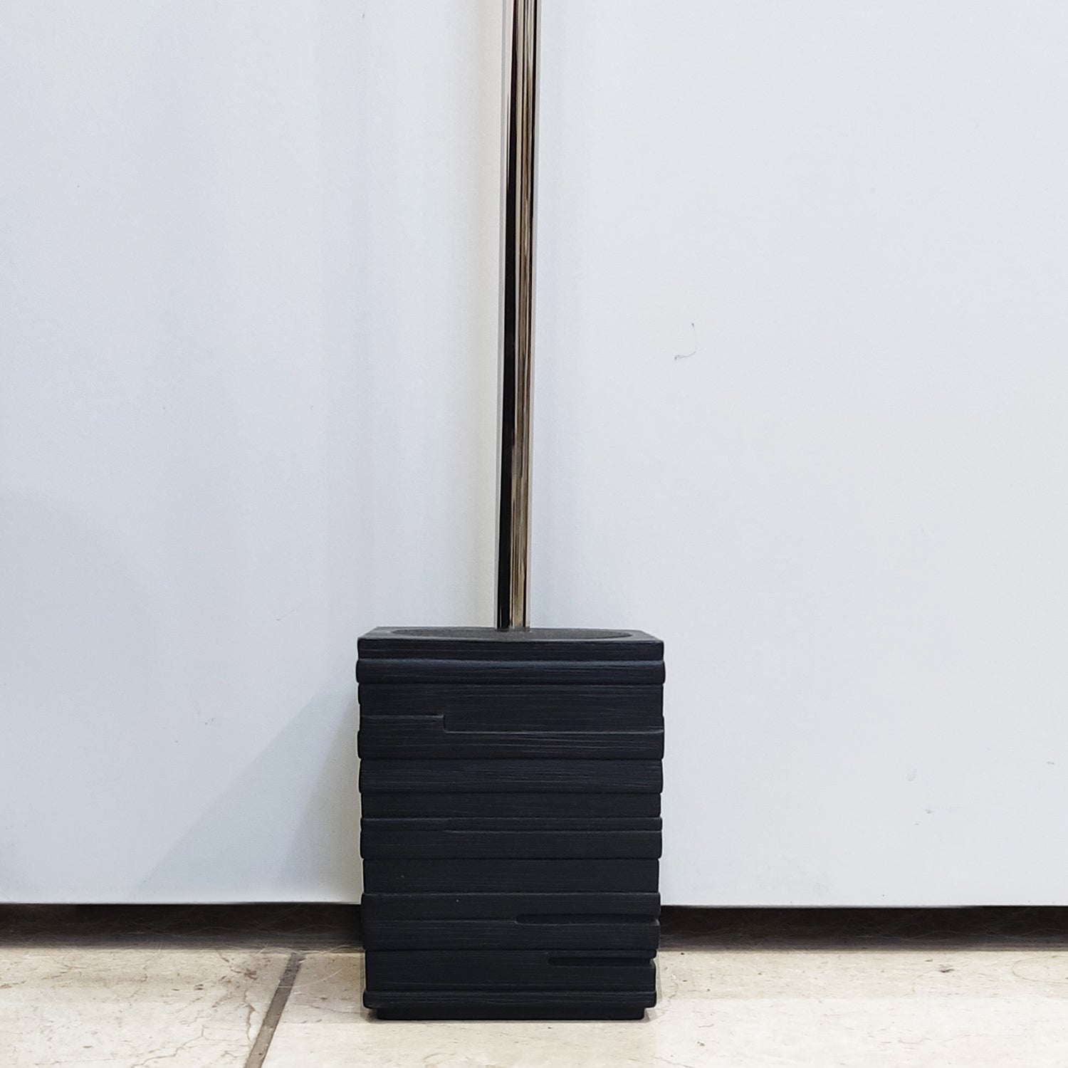 Scopino da appoggio con ciuffo in setole Gedy serie Quadrotto Nero - VERSIONE OUTLET by CeramicStore | Lo specialista del tuo bagno