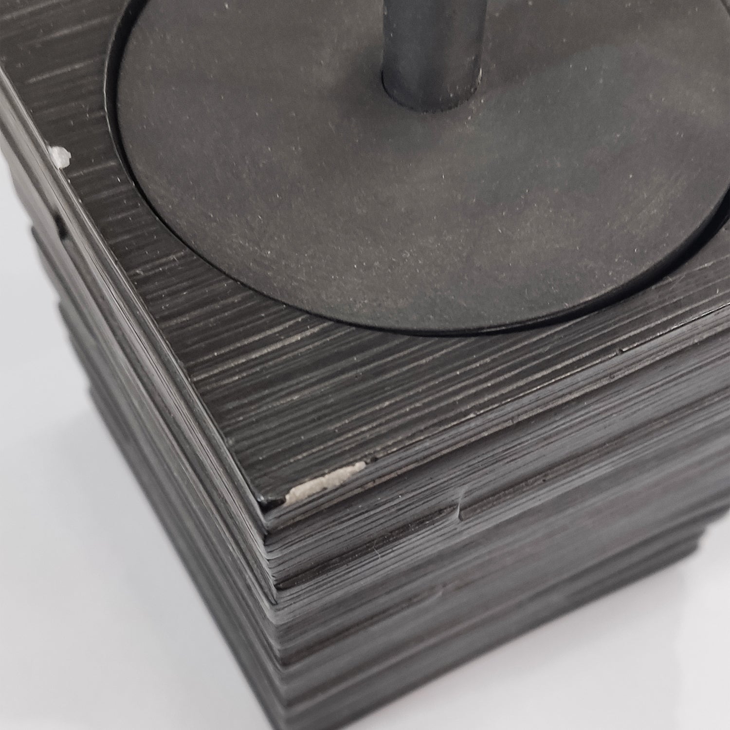 Scopino da appoggio con ciuffo in setole Gedy serie Quadrotto Nero - VERSIONE OUTLET by CeramicStore | Lo specialista del tuo bagno