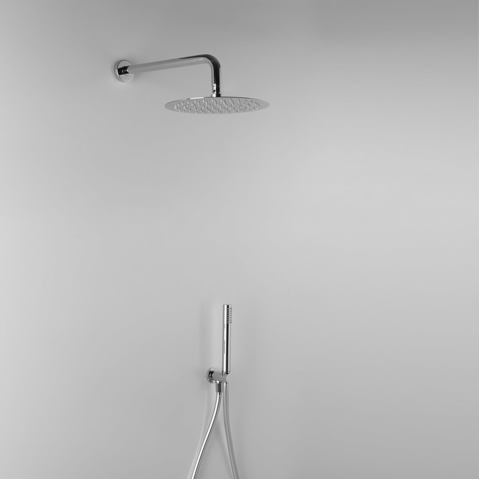 Set doccia tondo Ares con soffione diametro 20 mm, braccio doccia e kit duplex by CeramicStore | Lo specialista del tuo bagno