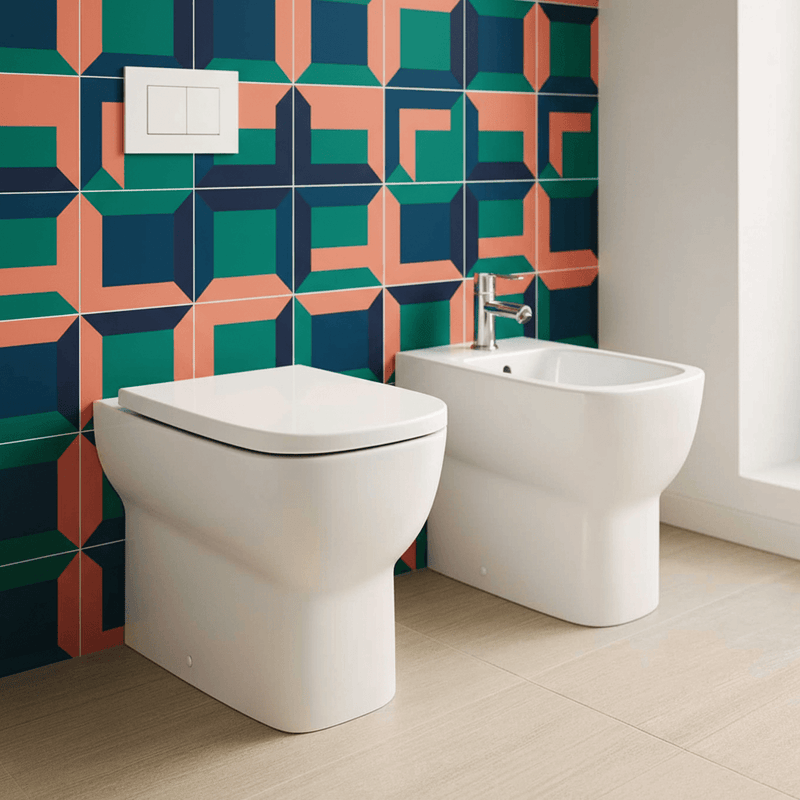 Coppia sanitari filomuro BathCore collezione Jasmine 48,5x35 cm con copriwater tradizionale