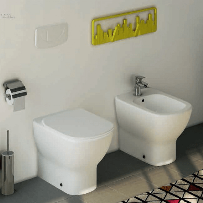 Sanitari filo muro Ideal Standard Tesi AquaBlade con scarico traslato con sedile termoindurente