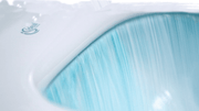 Sanitari filo muro Ideal Standard Tesi con scarico traslato e AquaBlade con sedile termoindurente chiusura rallentata