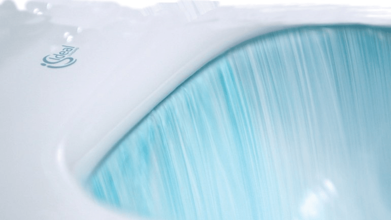 Sanitari filo muro Ideal Standard Tesi Bianco Opaco con scarico traslato e AquaBlade con sedile termoindurente chiusura rallentata