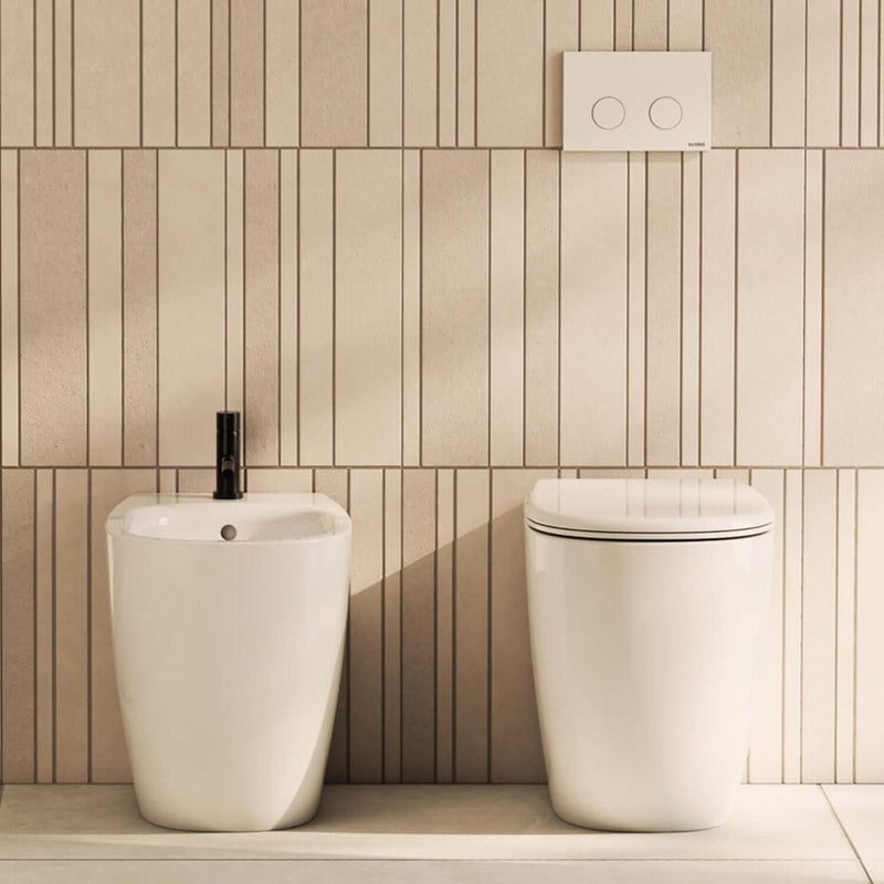 Sanitari filo parete senza brida Globo serie Daily 53x35xH43 cm con copriwater incluso - Bianco Lucido
