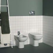 Sanitari filomuro con sedile soft close collezione Life Ideal Standard