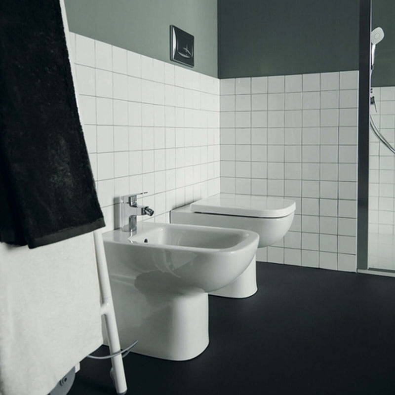 Sanitari filomuro con sedile a chiusura tradizionale collezione Life Ideal Standard
