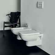 Sanitari sospesi con sedile a chiusura tradizionale collezione Life Ideal Standard