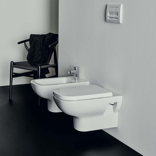 Sanitari sospesi con sedile a chiusura tradizionale collezione Life Ideal Standard