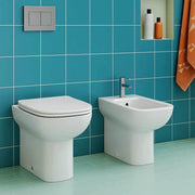 Sanitari filomuro con sedile soft close collezione Life Ideal Standard