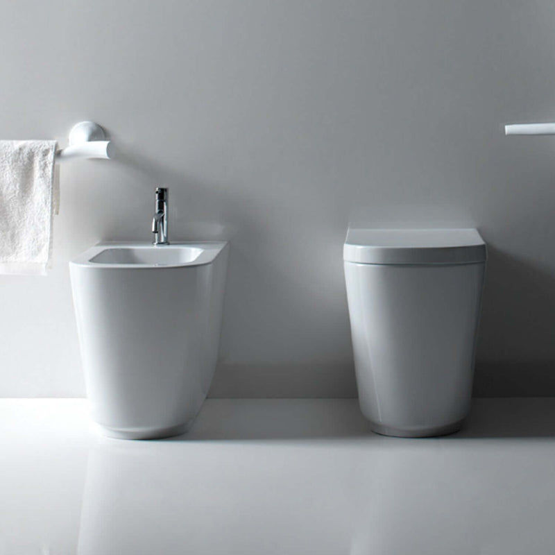 Coppia di sanitari filomuro scarico traslato 55x35 cm serie MEG11 di Galassia con sedile soft close