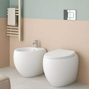 Coppia di sanitari filomuro con wc senza brida modello Cloud di Rak Ceramics compreso coprivaso cm 56 Bianco Opaco