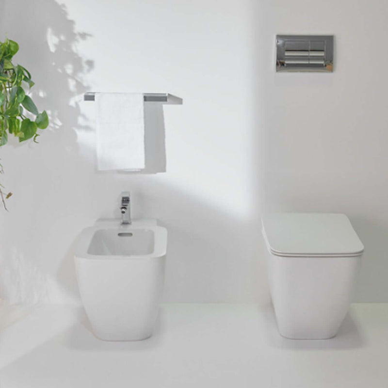WC filomuro Ideal Standard modello Strada II 56x37 cm con sedile tradizionale