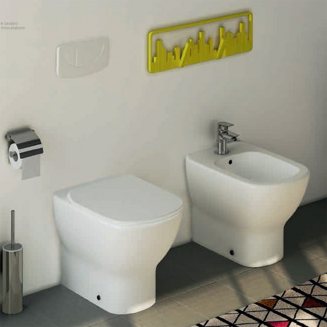 Sanitari filo muro Ideal Standard Tesi AquaBlade con scarico traslato con sedile termoindurente