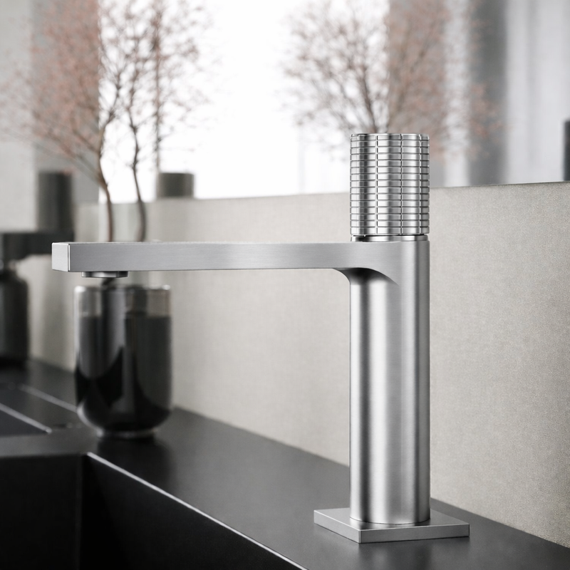 Miscelatore lavabo RubiFlux serie Sculpt con leva incisa - Cromo spazzolato