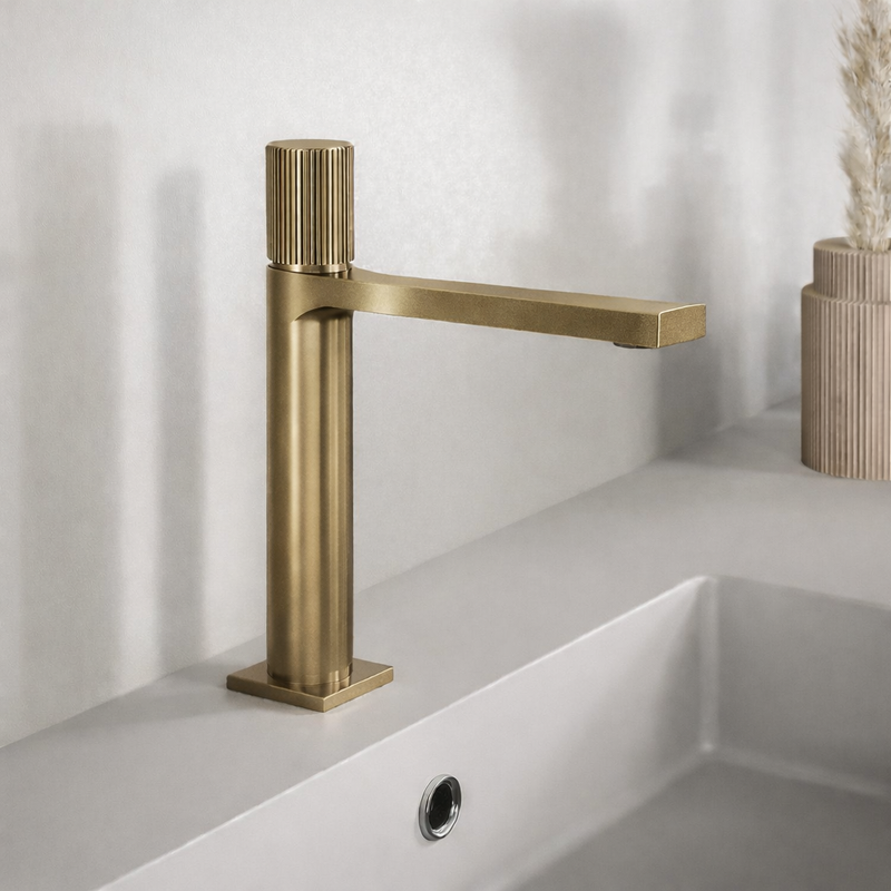 Miscelatore lavabo medio RubiFlux Sculpt con leva rigata - Oro etrusco