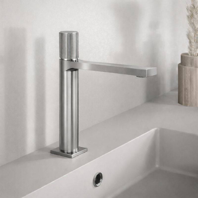 Miscelatore lavabo medio RubiFlux Sculpt con leva rigata - Cromo spazzolato