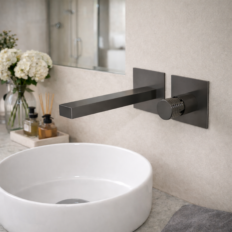 Miscelatore lavabo a muro RubiFlux Sculpt con leva incisa e canna da 25 cm - Gun Metal