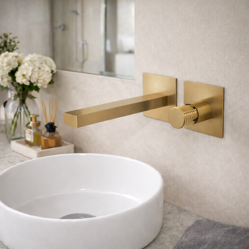 Miscelatore lavabo a muro RubiFlux Sculpt con leva incisa e canna da 20 cm - Oro etrusco