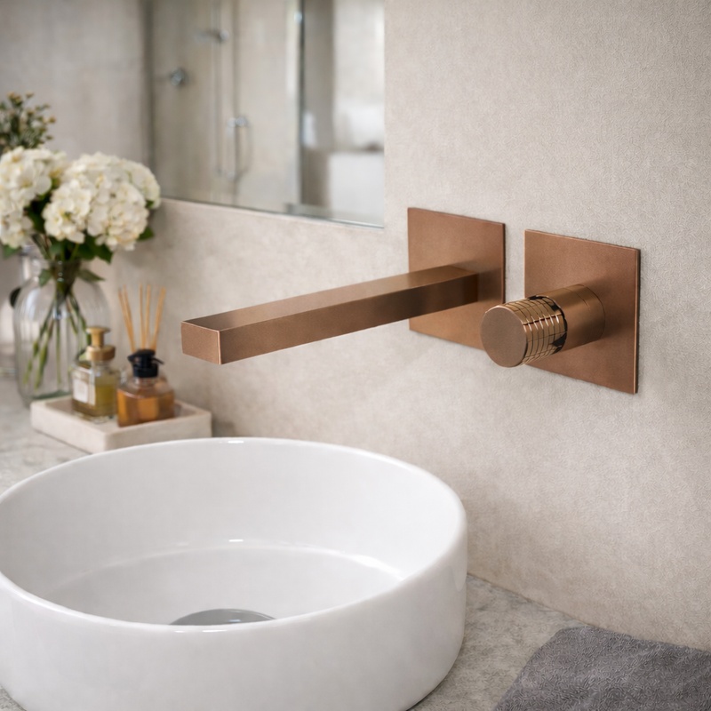 Miscelatore lavabo a muro RubiFlux Sculpt con leva incisa e canna da 25 cm - Bronzo
