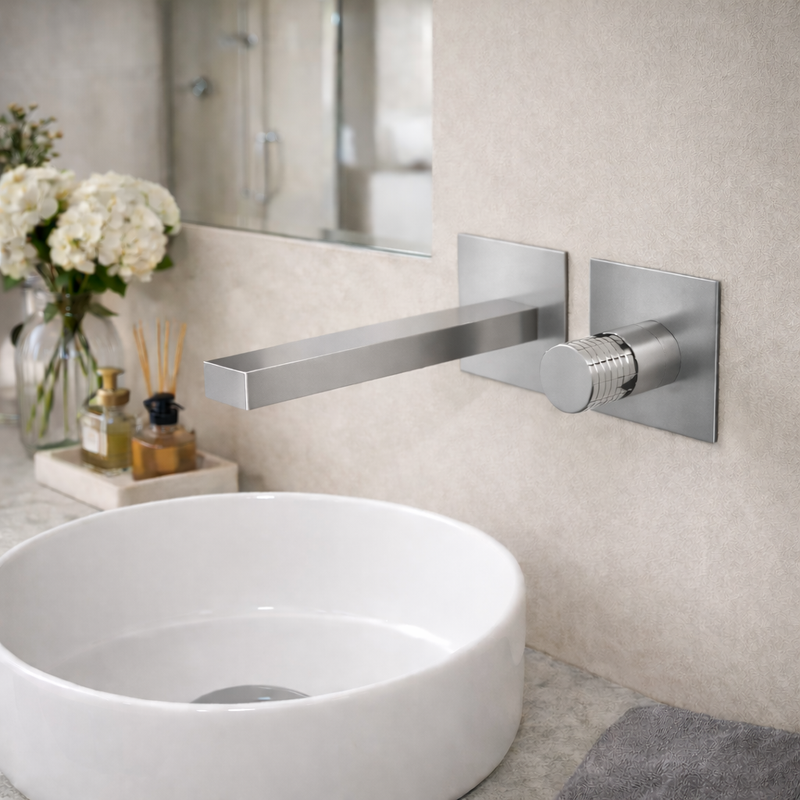 Miscelatore lavabo a muro RubiFlux Sculpt con leva incisa e canna da 20 cm - Cromo spazzolato