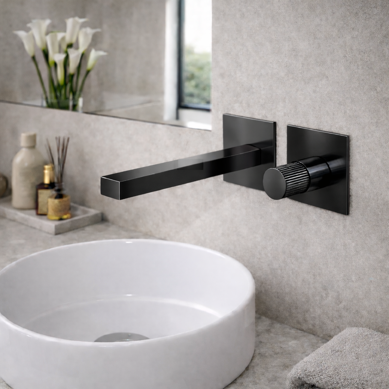 Miscelatore lavabo a muro RubiFlux Sculpt con leva rigata e canna da 25 cm - Nero lucido