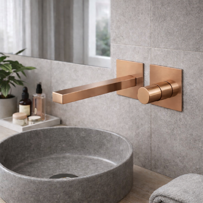 Miscelatore lavabo a muro RubiFlux Sculpt con leva liscia e canna da 20 cm - Bronzo