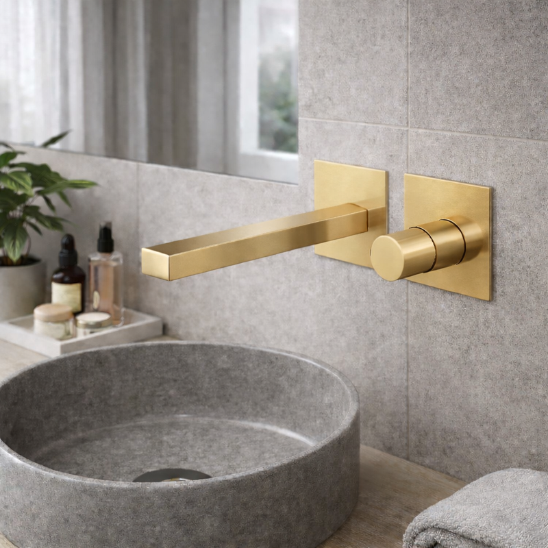 Miscelatore lavabo a muro RubiFlux Sculpt con leva liscia e canna da 25 cm - Oro etrusco