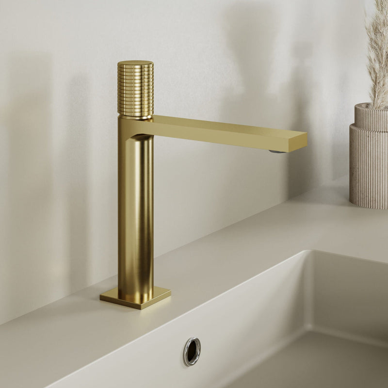 Miscelatore lavabo medio RubiFlux Sculpt con leva incisa - Oro etrusco