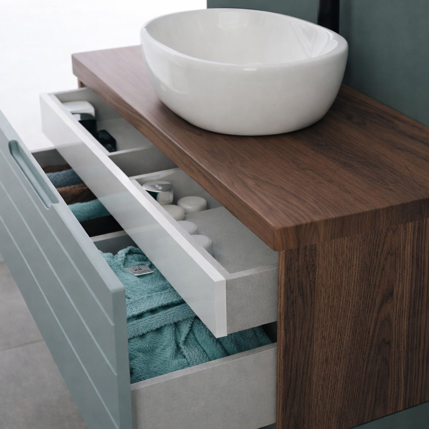 Mobile bagno sospeso Essenza 110 cm in noce canaletto e Verde Salvia con lavabo e specchio