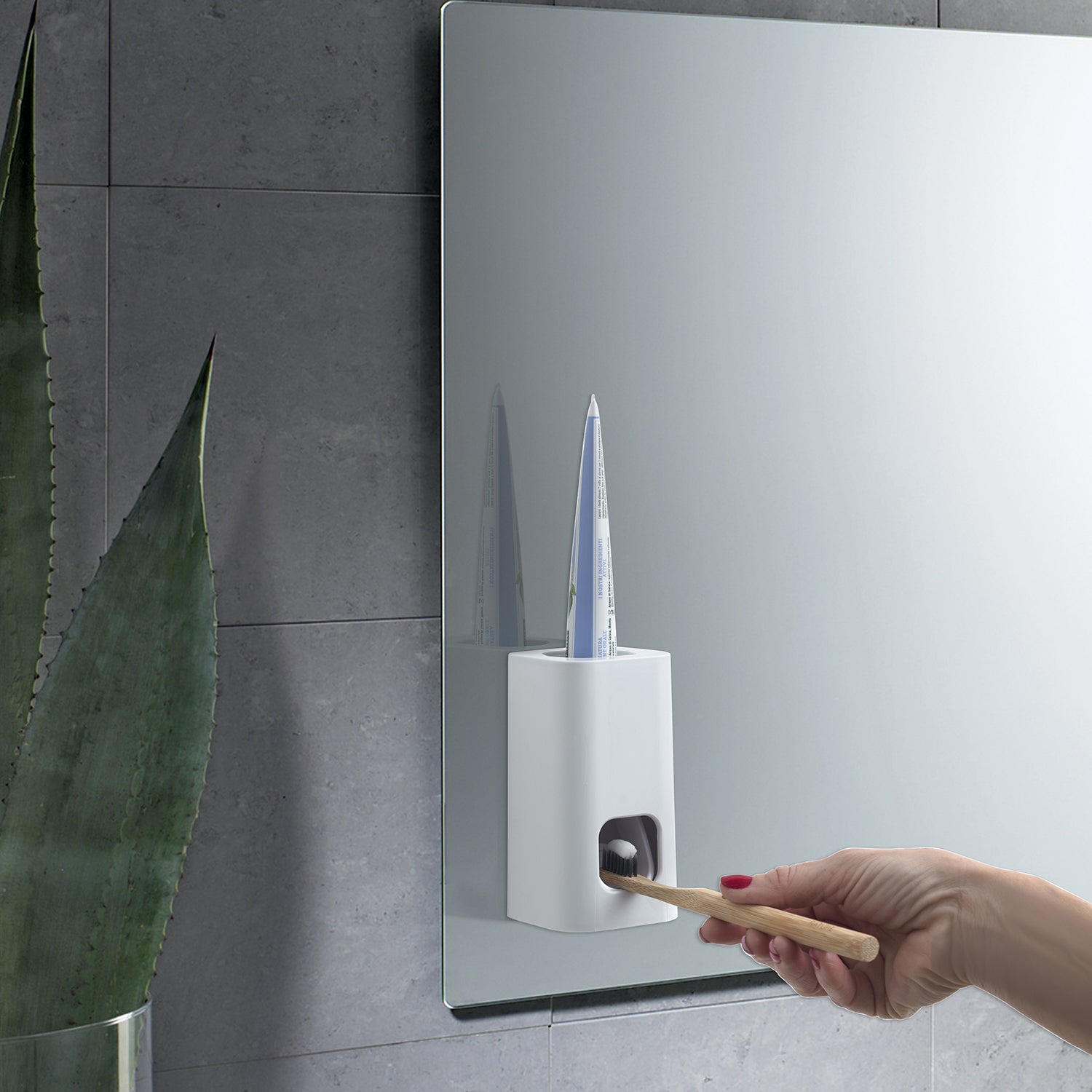 Dispenser per dentifricio a parete Gedy serie Seventy - Bianco by CeramicStore | Lo specialista del tuo bagno