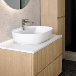 Lavabo da appoggio in ceramica bianca con foto rubinetto BathCore modello Ventus 60