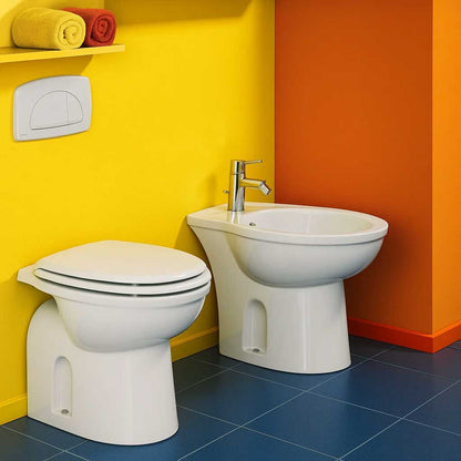 Bodengestützte Badezimmerarmaturen mit Wandabstand Rak Karla WC, Bidet und Sitz